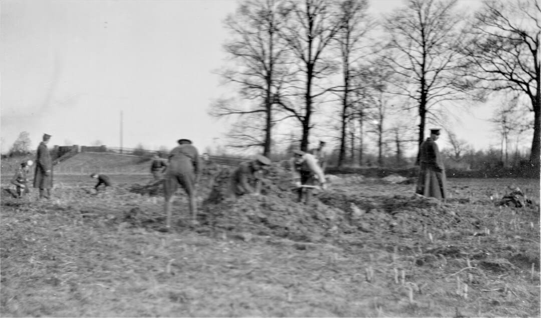 5.-1915-January-Digging-Gun-Pits