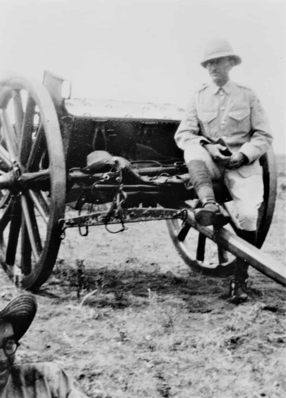 Officer-with-18-Pounder-1920s