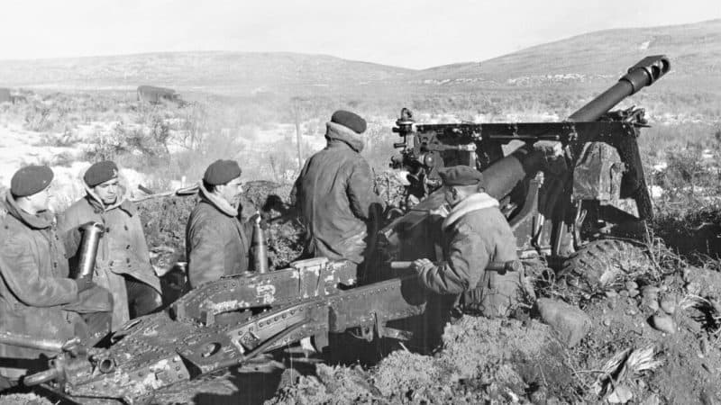 1940s 25 Pounder in action Shilo